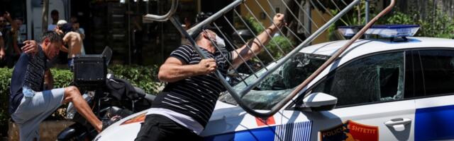 U sukobi tokom protestu ispred albanskog parlamenta povređeno 15 policajaca