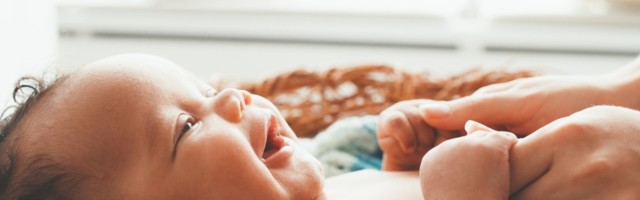 Zašto se beba probudi čim je spustite da spava? I ne, nije se navikla na ruke!