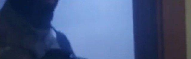 (UZNEMIRUJUĆI VIDEO) Novi snimak hapšenja ubice monaha Stefana: Policajci urlaju na sav glas pokušavajući da otmu nož