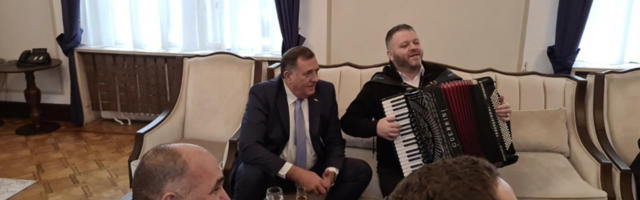 Dodik nastavlja ponižavati i sebe i državu: U Predsjedništvo doveo harmonikaša pa nazvao mamu