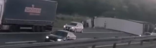 ZASTOJ NA AUTO-PUTU! Prevrnuo se šleper, zauzeo obe trake! (VIDEO)