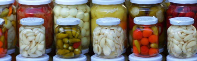 UNIVERZALNI PRESOLAC ZA KRASTAVČIĆE, PAPRIKU, FEFERONE I ŠARGAREPU: Ako ovako pripremite TURŠIJU, povrće će mesecima ostati HRSKAVO