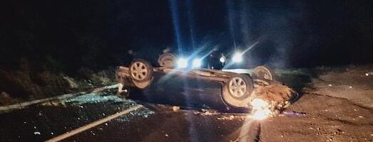 TEŠKA SAOBRAĆAJNA NESREĆA NA PUTU NOVI PAZAR – SJENICA: Automobil na krovu, srča po celom putu! (FOTO)