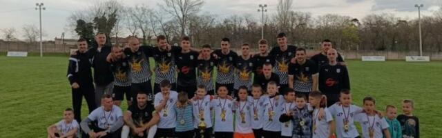 GRADSKI DERBI PRIPAO DOMAĆINU: Fotka nakon utakmice sa mališanima "osvaja" Sombor! (VIDEO)