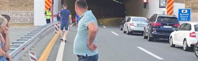 DRAMA NA MILOŠU VELIKOM! Automobil se prevrnuo nasred tunela, vatrogasci seku automobil da izvuku vozača! STVORILA SE OGROMNA KOLONA! (VIDEO/FOTO)