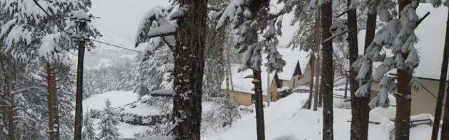 Čudo na Rudniku: Devojčica se sanka kao usred januara, a OVAJ detalj raznežio je sve (SNIMAK)