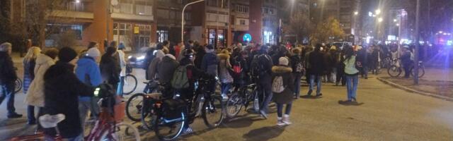 „Zmajevi se vraćaju u svoje gnezdo“: Protestna šetnja roditelja i đaka Jovine gimnazije u Novom Sadu (FOTO; VIDEO)