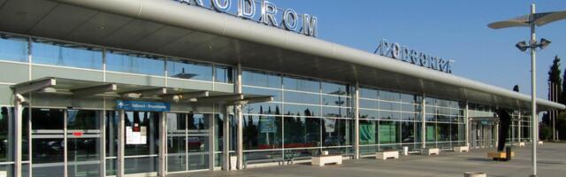 Botunjane na aerodromu dočekale jake policijske snage u opremi za demonstracije