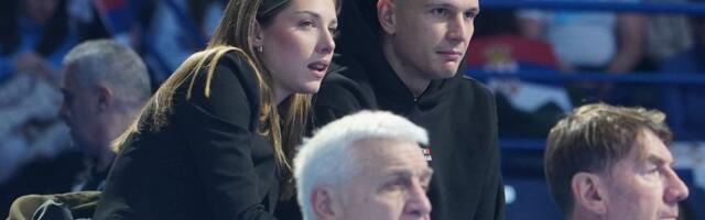 Košarkaši Partizana i Zvezde bodre vaterpoliste Srbije protiv Mađarske, sa bekom crno-belih je prelepa devojka