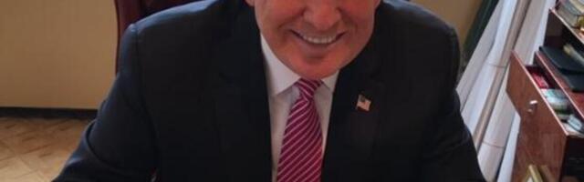 "NE ZNAM KAKO JE MOGUĆE DA JE ŽIV, PUNI SE OTROVOM" Američki ministar zdravlja u šoku zbog Trampove ishrane!