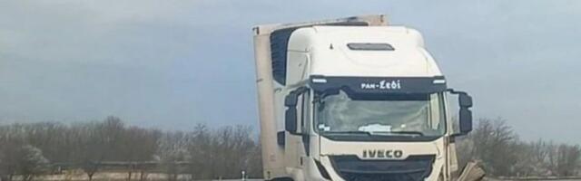 Nesreća kod Umčara: Šleper silovito probio ogradu i sleteo s puta, vozilo uništeno