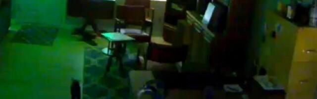 SRBIN POSUMNJAO DA GA ŽENA VARA, PA STAVIO KAMERU U DNEVNU SOBU! Zgrada mu se SMEJALA kad je VIDEO NA SNIMKU da...