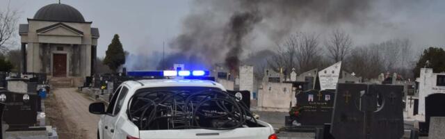 POŽAR GUTAO TRSKU I NISKO RASTINJE U KIKINDI: Vatrogasci branili groblje i kapelu od vatrene stihije (VIDEO)