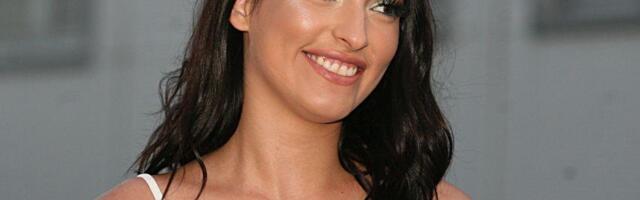 BATALILA MIKROFON, NAPUSTILA SRBIJU, A SAD MUŽU PERE NOGE: Pevačica prošlost ostavila iza sebe i uživa u porodičnom životu: Ponekad se uhvatim da patim...