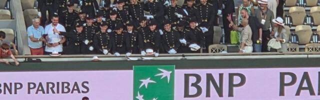 Neviđeno ludilo na RG: Vojnici došli na tribine, tražili selfi sa Novakom, davali šešire da im se potpiše