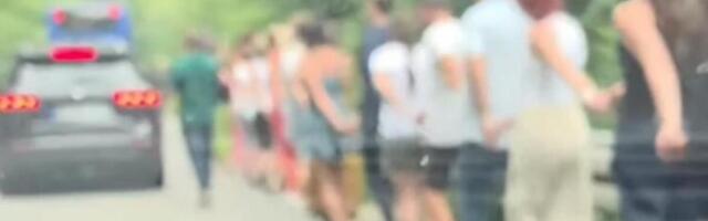 Srbi zaigrali kolo na granici sa Crnom Gorom: Rešili da prekrate vreme, a popljuvali ih samo tako (VIDEO)