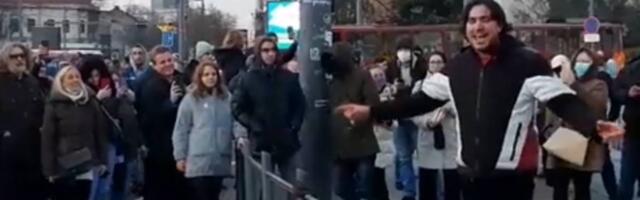 Zvezda jučerašnjeg protesta bio je imitator Zdravka Čolića sa kojim su Beograđani pevali