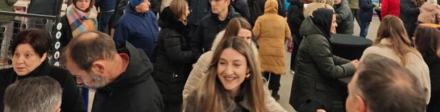 Deda Mraz, di-džejevi, ajvar, med, belmuž, ukrasi na Niškom noćnom marketu