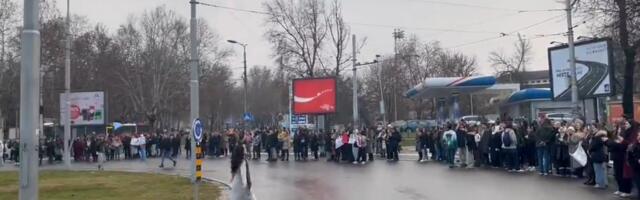 Nakon obaranja devojke u bloku 70, studenti blokirali Autokomandu i kružni tok na Novom Beogradu (VIDEO)