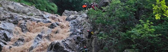 Četiri osobe bujica zarobila u kanjonu Vučjanke, spasile ih ekipe vatrogasaca