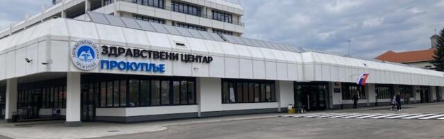 Stari nameštaj u „novom“ Zdravstvenom centru u Prokuplju – renovirana zgrada, a dotrajala oprema