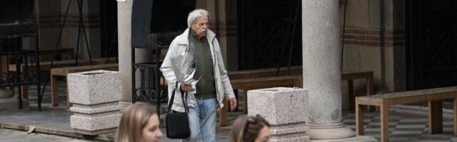 Ljubivoje Ršumović jedva hoda: Došao na Šotrin ispraćaj, nosi cveće i sveću (VIDEO)