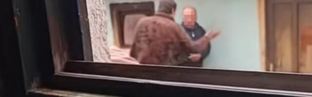 SNIMAK NASILJA KOJI JE ZGROZIO SRBIJU! Sin šamara oca, majka posmatra sa strane i bodri! (UZNEMIRUJUĆI VIDEO)