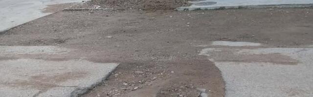 Čitaoci javljaju: Iza bolničkog zida blato i voda, rupa na kolovozu