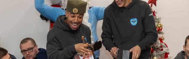 Željin tajni Deda Mraz: Stranac dobio šajkaču i rakiju, pa podigao tri prsta (FOTO/VIDEO)