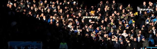 Tragedija na stadionu: Preminuo navijač na meču Lids – Junajted