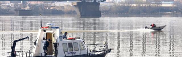 "STAJAO JE NA OGRADI MOSTA, BIO JE VAN SEBE!" Interventna jedinica spasila čoveka od skoka sa Pančevačkog mosta: Govorio je da je odbačen, da ga niko ne želi