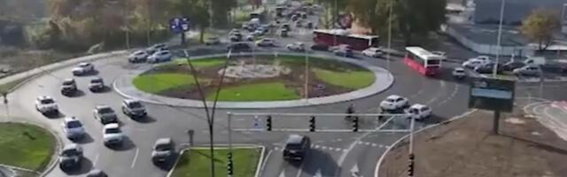 Kako se pravilno vozi u kružnom toku? Ovo buni mnoge vozače: Evo ko zapravo ima prednost