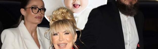 PRVA ŠETNJA UNUKE SUZANE JOVANOVIĆ: Ponosni tata Danijel gura kolica, mama Tijana zasluženo uživa!