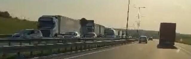 CURI GAS IZ PRIKOLICE KAMIONA - U OVOM DELU OBUSTAVLJEN SAOBRAĆAJ: Preti opasnost od EKSPLOZIJE (VIDEO)
