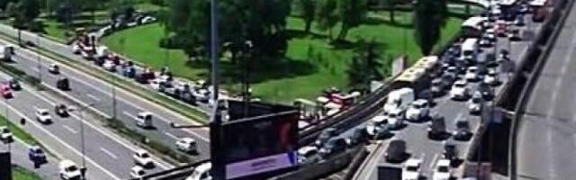 UDES KOD AUTOKOMANDE! Kamion i auto se sudarili, stvara se zastoj u saobraćaju