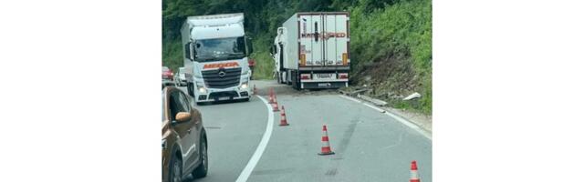 Zbog saobraćajna nezgode zastoj na putu u mestu Jelen Dol