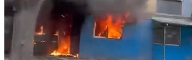 Veliki požar u stambenoj zgradi u Lazarevcu (VIDEO)