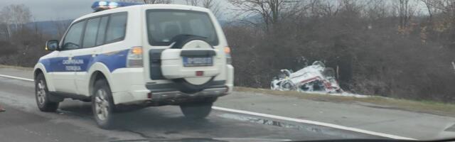 JEDNA OSOBA POGINULA, DRUGA TEŠKO POVREĐENA: Detalji teške nesreće kod Kragujevca (foto)