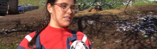 UMESTO DA IDE PO KLUBOVIMA, LEPA JELENA (20) MUZE KOZE! Živi podno planine skoro kao gorštak, radi teške poslove, a ovo je posebno razlikuje od svih vršnjaka!