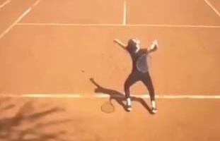 TENIS NE PAMTI OVAKVU SRAMOTU! Devojka bukvalno ne zna reket da drži, a dobila specijalnu pozivnicu za turnir! Ljudi gledaju snimak i valjaju se od smeha! VIDEO