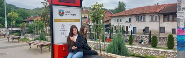 Novi Pazar dobio solarnu „pametnu klupu”