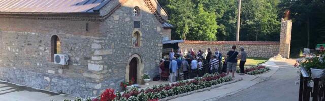 Na grobu zaklane devojčice dešavaju se čuda: U ovom manastiru veruje se i da nepokretni prohodaju