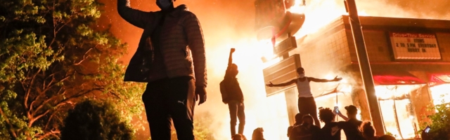 Протести се шире Америком, запаљене полицијске станице, Трамп прети војском