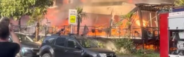 Veliki požar na Novom Beogradu zahvatio kafić, stanove i automobile (VIDEO)