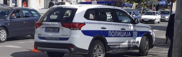 SAOBRAĆAJNA ZAVRZLAMA U PROKUPLJU: Izlazeći s parkinga udario je u policijski automobil, ALI ON JE BIO NEPROPISNO PARKIRAN?!