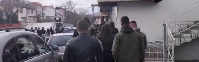 MUK U KOČANIMA DAN POSLE TRAGEDIJE: Mladi se uputili ka kući gradonačelnika (VIDEO)