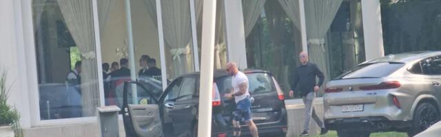 (FOTO) BUDUĆI MUŽ TEE TAIROVIĆ STIGAO NA VENČANJE U ŠORTSU: Ivan sa ortozom na nozi, otežano hoda, a evo šta je kako izgleda mlada