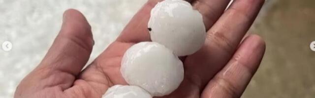 Grad veličine jabuke tukao pored Sapca: Ljudi sve slikali, pa u neverici posmatrali ledene kugle (FOTO)