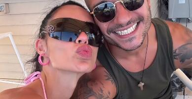BOJANA I MIRKO ŠIJAN NAPUSTILI SRBIJU PA POKAZALI KAKO UŽIVAJU: Ona grmi u roze kupaćem posle dva porođaja, on sav u mišićima (FOTO)