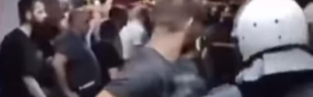 Prilazi i onda stavlja nešto u džep: Saradnja policajca sa Vukašinom Đokovićem?! (VIDEO)